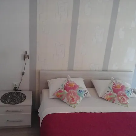 In With Terrace, Air Conditioning, Wi-fi, Dishwasher *